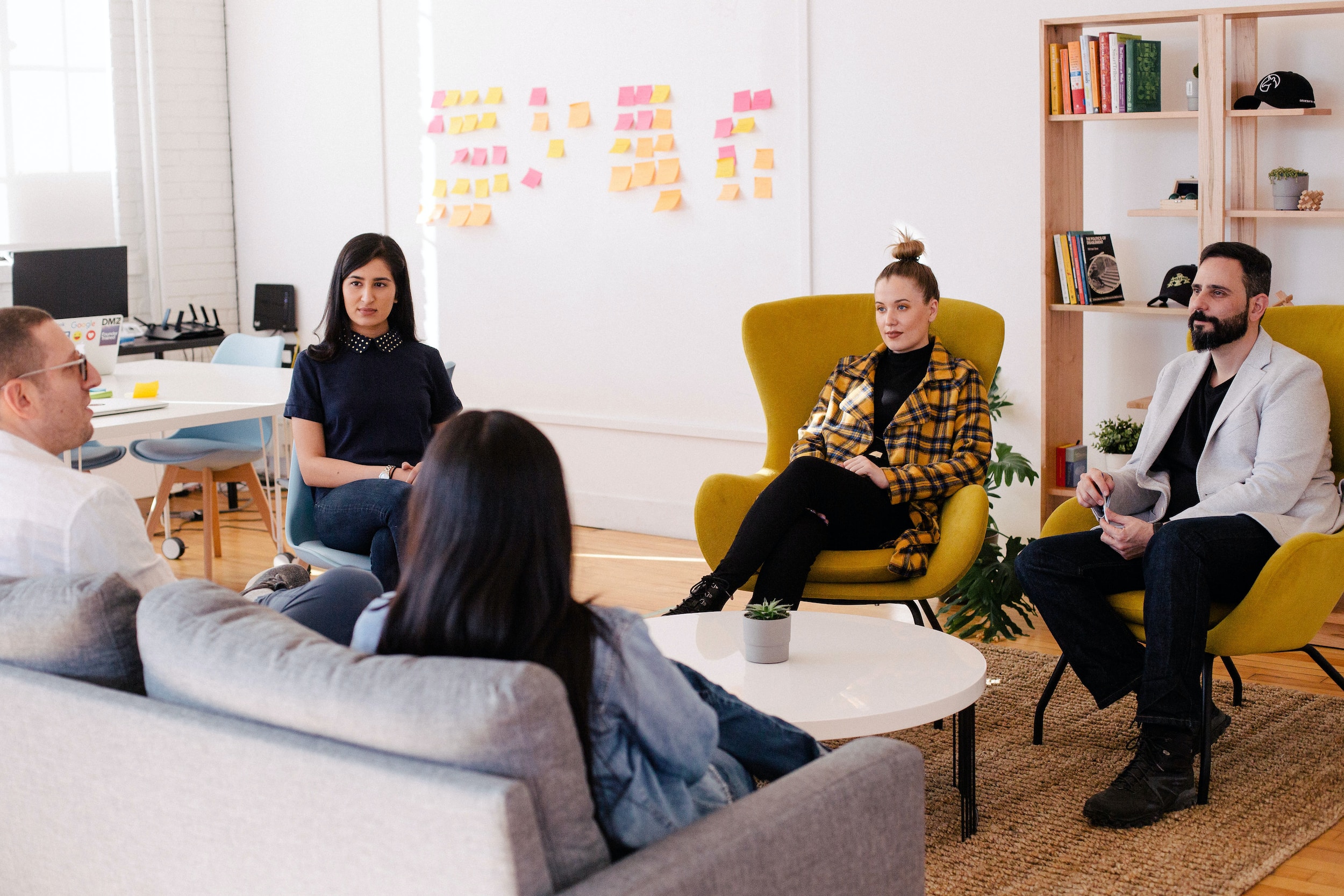 Personas reunidas alrededor de una mesa