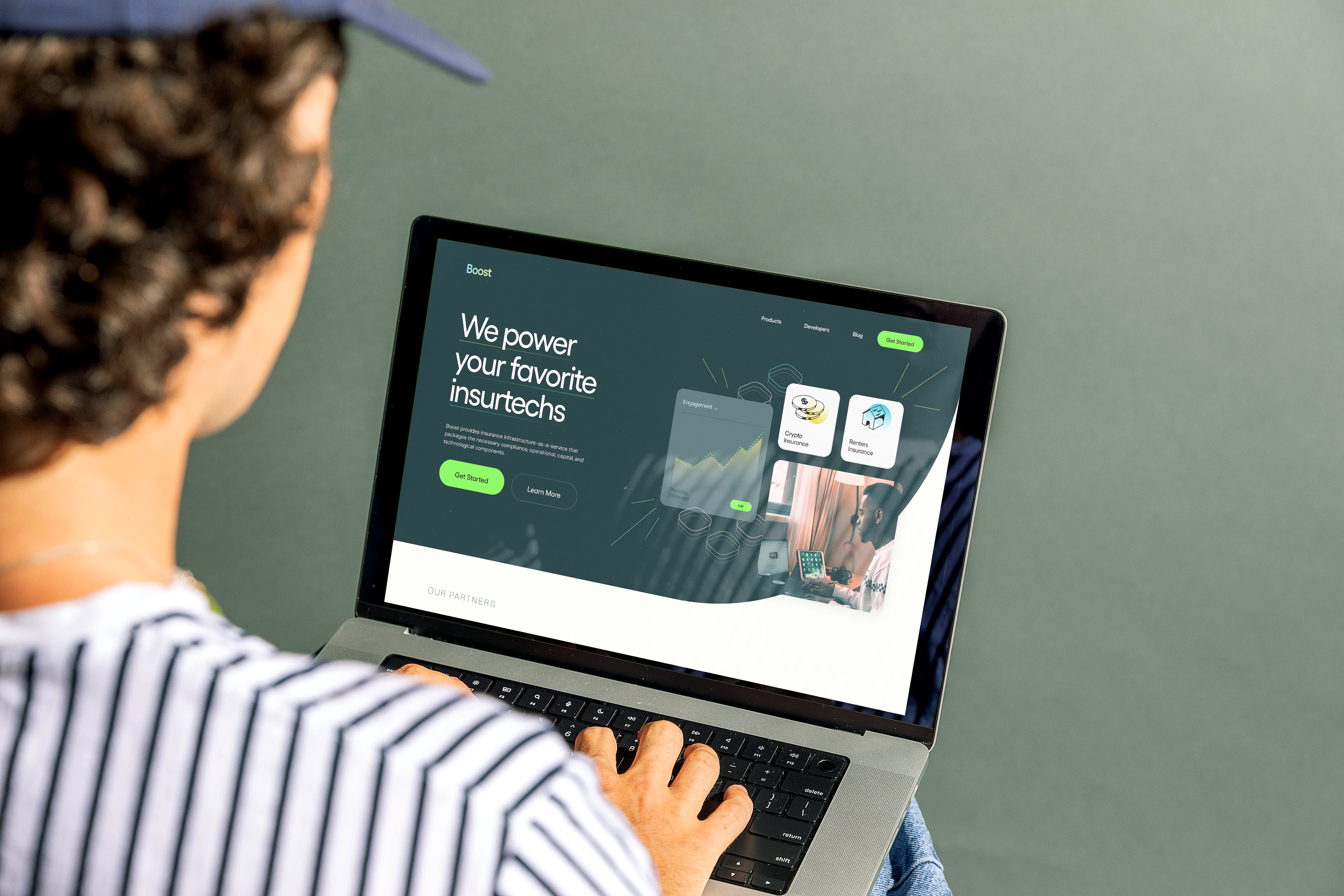 Persona navegando en un sitio web