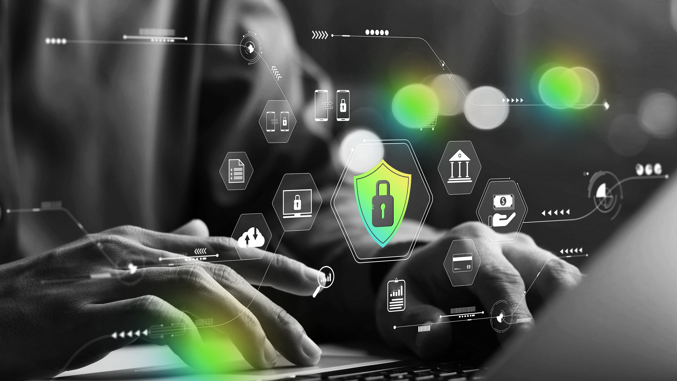 Íconos superpuestos sobre las manos de una persona que escribe en un computador portátil